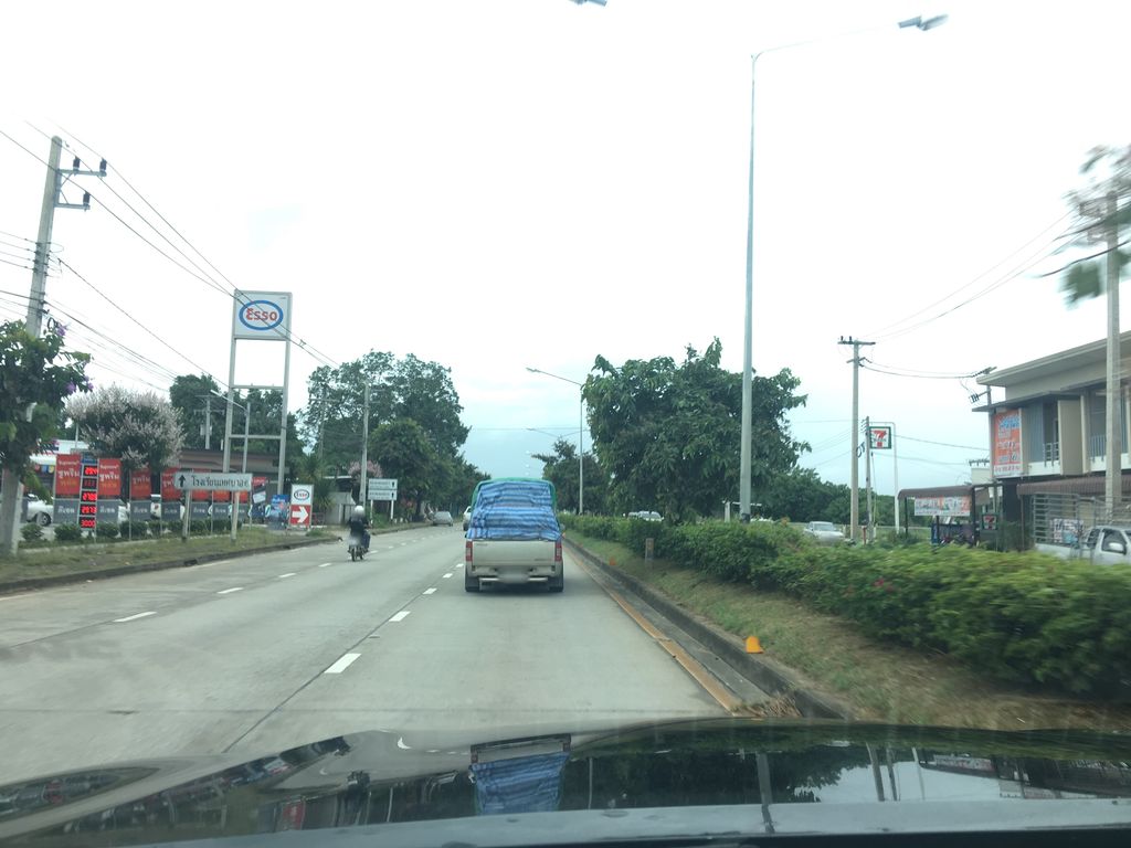 ภาพถนนตรงที่ ฉากงานแต่งงาน Minimal Chiangrai ตั้งอยู่ ถ่ายโดย wapriz พ.ศ. 2561 (2018) · A street-level view of where ฉากงานแต่งงาน Minimal Chiangrai stands, by wapriz in 2561 (2018)