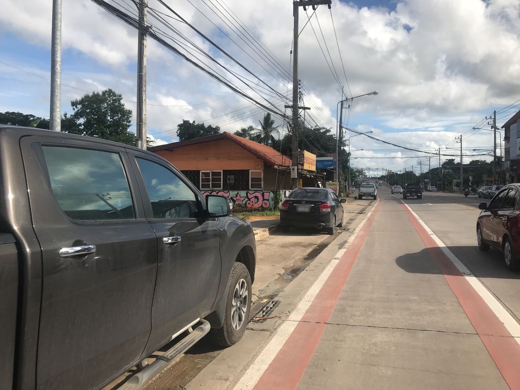 ภาพถนนตรงที่ บ้านเกร็ดแก้ว ตั้งอยู่ ถ่ายโดย wiwattantib พ.ศ. 2561 (2018) · A street-level view of where บ้านเกร็ดแก้ว · Ban Kret Kaeo stands, by wiwattantib in 2561 (2018)