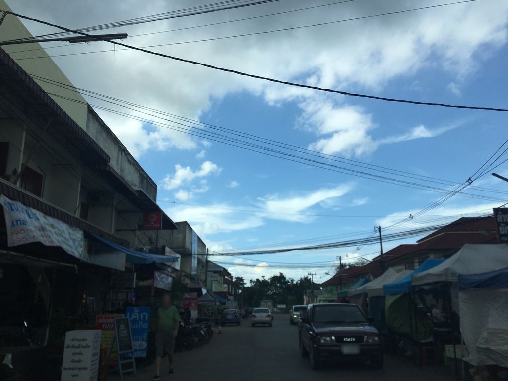 ภาพถนนตรงที่ เพนกวิน วาฟเฟิล ฮ่องกง บ้านดู่เมืองใหม่ เชียงราย ตั้งอยู่ ถ่ายโดย wapriz พ.ศ. 2561 (2018) · A street-level view of where เพนกวิน วาฟเฟิล ฮ่องกง บ้านดู่เมืองใหม่ เชียงราย · Phenkwin Waffle Hongkong Ban Du Mueang Mai Chiang Rai stands, by wapriz in 2561 (2018)