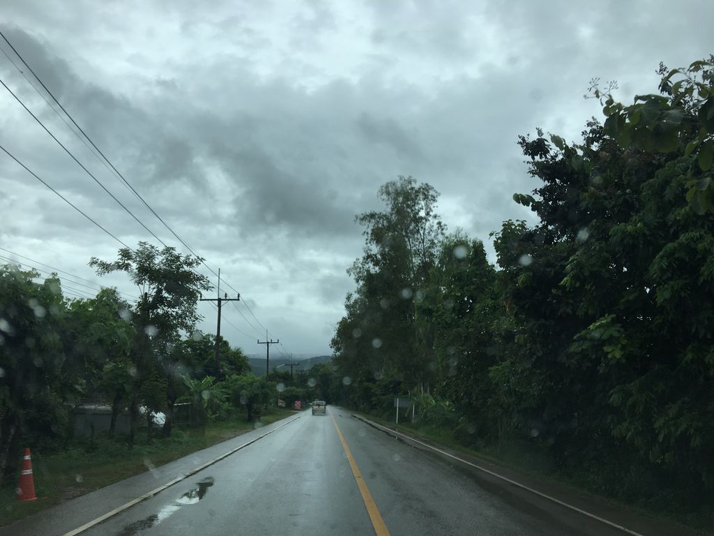 ภาพถนนตรงที่ ปั๊มน้ำมัน ตั้งอยู่ ถ่ายโดย wapriz พ.ศ. 2561 (2018) · A street-level view of where ปั๊มน้ำมัน · Filling station stands, by wapriz in 2561 (2018)