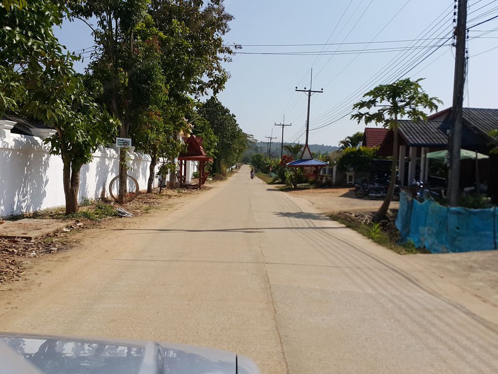 ภาพถนนตรงที่ วัดสันต้นเปา ตั้งอยู่ ถ่ายโดย jrcarlsen พ.ศ. 2558 (2015) · A street-level view of where วัดสันต้นเปา · Wat San Ton Pao stands, by jrcarlsen in 2558 (2015)