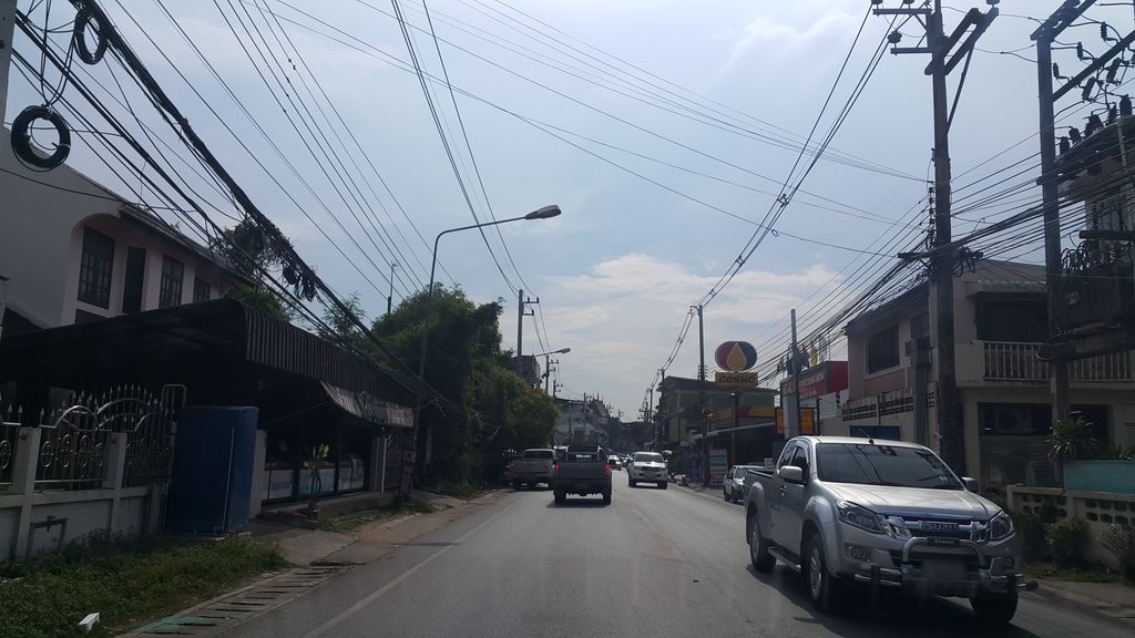 ภาพถนนตรงที่ Fine Day Home บ้านพักเชียงราย ตั้งอยู่ ถ่ายโดย jrcarlsen พ.ศ. 2560 (2017) · A street-level view of where Fine Day Home บ้านพักเชียงราย stands, by jrcarlsen in 2560 (2017)
