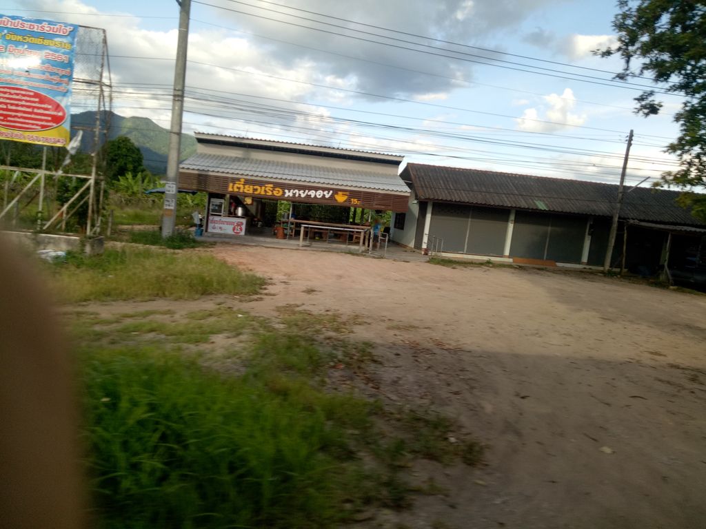 ภาพถนนตรงที่ เตี๋ยวเรือนายจอย ตั้งอยู่ ถ่ายโดย chananthida พ.ศ. 2561 (2018) · A street-level view of where เตี๋ยวเรือนายจอย · Tiaoruea Nai Choi stands, by chananthida in 2561 (2018)