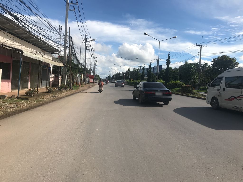 ภาพถนนตรงที่ สี่แสงไทยการยาง ตั้งอยู่ ถ่ายโดย wiwattantib พ.ศ. 2561 (2018) · A street-level view of where สี่แสงไทยการยาง · Si Saeng Thai Kanyang stands, by wiwattantib in 2561 (2018)