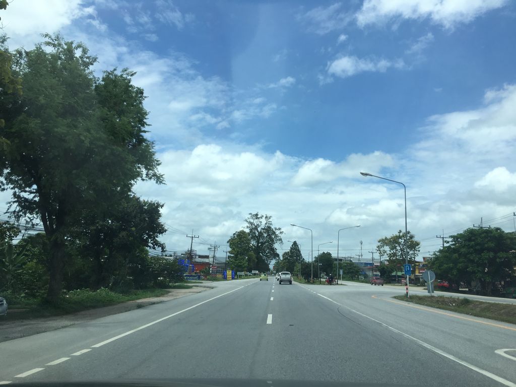 ภาพถนนตรงที่ ฉัตรมงคลค้า ตั้งอยู่ ถ่ายโดย wapriz พ.ศ. 2561 (2018) · A street-level view of where ฉัตรมงคลค้า · Chatramongkhlakha stands, by wapriz in 2561 (2018)