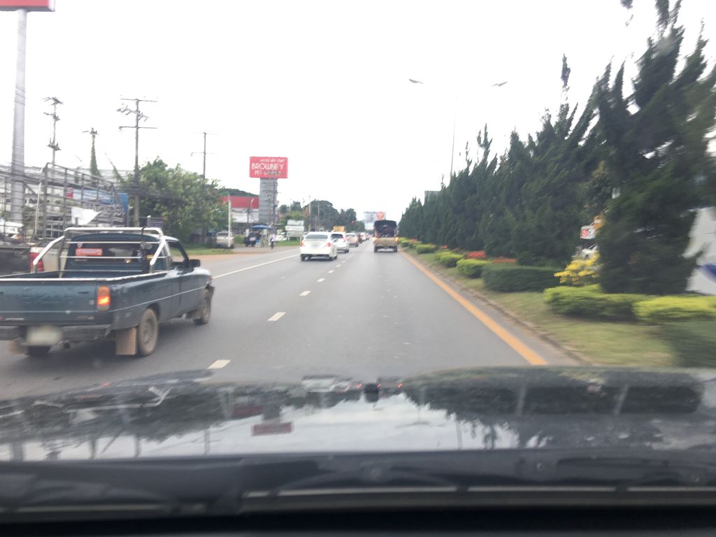 ภาพถนนตรงที่ Nissan Rim Kok ตั้งอยู่ ถ่ายโดย wapriz พ.ศ. 2561 (2018) · A street-level view of where Nissan Rim Kok stands, by wapriz in 2561 (2018)