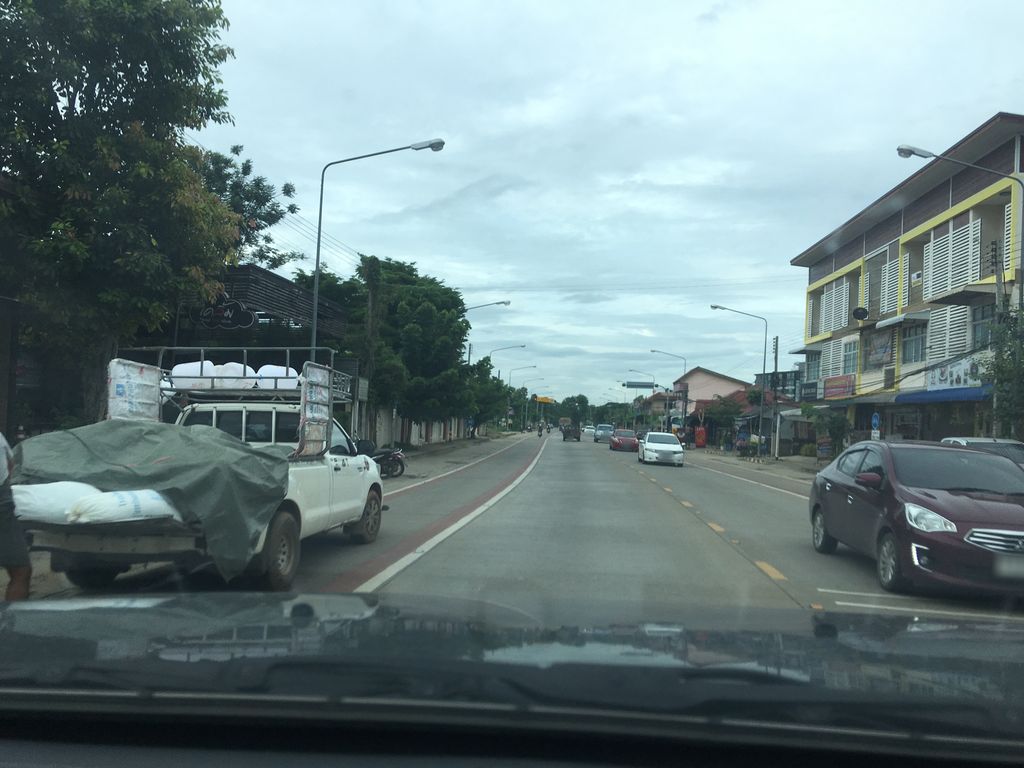 ภาพถนนตรงที่ CHILL Music and Restaurant ตั้งอยู่ ถ่ายโดย wapriz พ.ศ. 2561 (2018) · A street-level view of where CHILL Music and Restaurant stands, by wapriz in 2561 (2018)