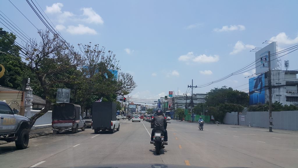 ภาพถนนตรงที่ คลินิกหมอประกันจรรยา ตั้งอยู่ ถ่ายโดย jrcarlsen พ.ศ. 2560 (2017) · A street-level view of where คลินิกหมอประกันจรรยา · Mo Prakan Chanya Clinic stands, by jrcarlsen in 2560 (2017)