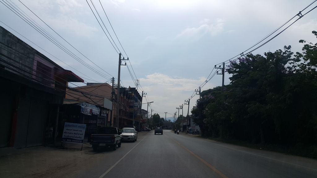 ภาพถนนตรงที่ ร้าน กรโมบาย ตั้งอยู่ ถ่ายโดย jrcarlsen พ.ศ. 2560 (2017) · A street-level view of where ร้าน กรโมบาย · Ran Kramobai stands, by jrcarlsen in 2560 (2017)