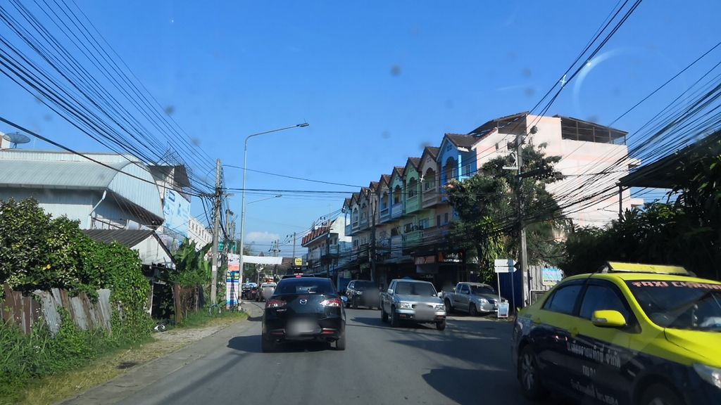 ภาพถนนตรงที่ ช.แซม เซอร์วิส ตั้งอยู่ ถ่ายโดย charlesano พ.ศ. 2561 (2018) · A street-level view of where ช.แซม เซอร์วิส · Cha.saem Service stands, by charlesano in 2561 (2018)