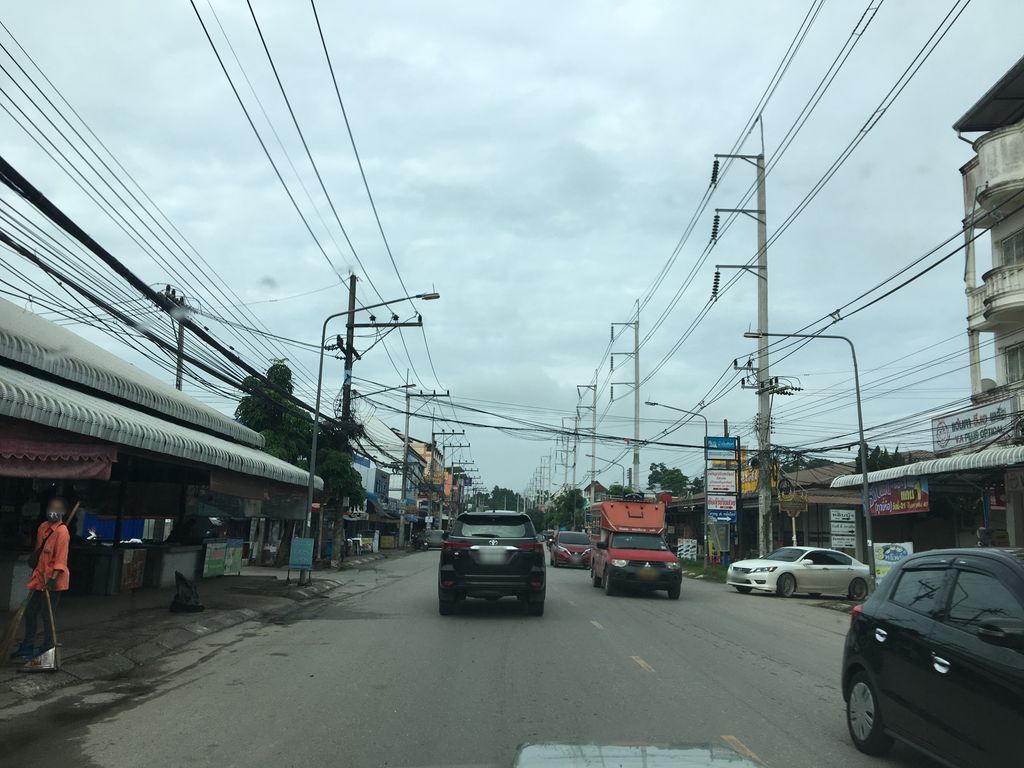 ภาพถนนตรงที่ ร้านธงชัยพาณิชยณ์ ขายของชำ-เครื่องดื่ม ตั้งอยู่ ถ่ายโดย wapriz พ.ศ. 2561 (2018) · A street-level view of where ร้านธงชัยพาณิชยณ์ ขายของชำ-เครื่องดื่ม · Ran Thongchai Phanitya Khaikhongcham-khrueangduem stands, by wapriz in 2561 (2018)