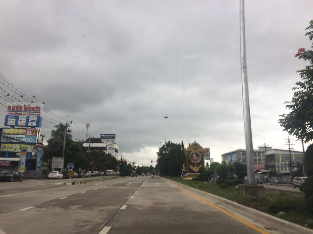 ภาพถนนตรงที่ สบายดีโฮม เชียงราย ตั้งอยู่ ถ่ายโดย prasert พ.ศ. 2559 (2016) · A street-level view of where สบายดีโฮม เชียงราย · Sabaidihom Chiang Rai stands, by prasert in 2559 (2016)
