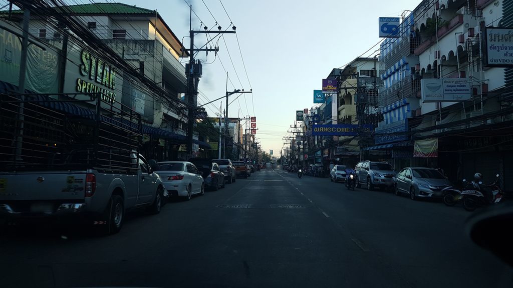 ภาพถนนตรงที่ Desty Chiangrai ตั้งอยู่ ถ่ายโดย igorzo พ.ศ. 2562 (2019) · A street-level view of where Desty Chiangrai stands, by igorzo in 2562 (2019)