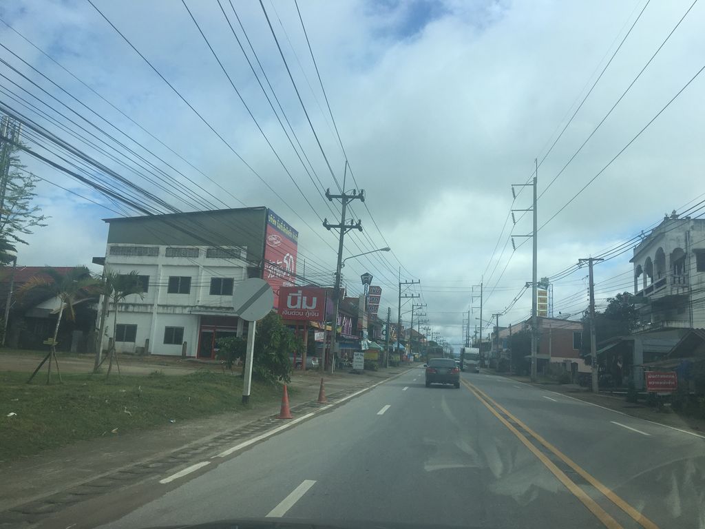 ภาพถนนตรงที่ ร้านอรรถกิจ ป่างิ้ว ตั้งอยู่ ถ่ายโดย wapriz พ.ศ. 2561 (2018) · A street-level view of where ร้านอรรถกิจ ป่างิ้ว · Ran At Kit Pa Ngio stands, by wapriz in 2561 (2018)