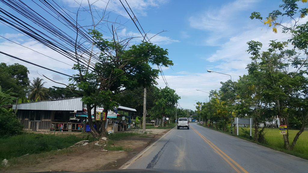 ภาพถนนตรงที่ ตรอ. สมายด์เซอร์วิส ตั้งอยู่ ถ่ายโดย jrcarlsen พ.ศ. 2560 (2017) · A street-level view of where ตรอ. สมายด์เซอร์วิส · Taro. Samai Service stands, by jrcarlsen in 2560 (2017)
