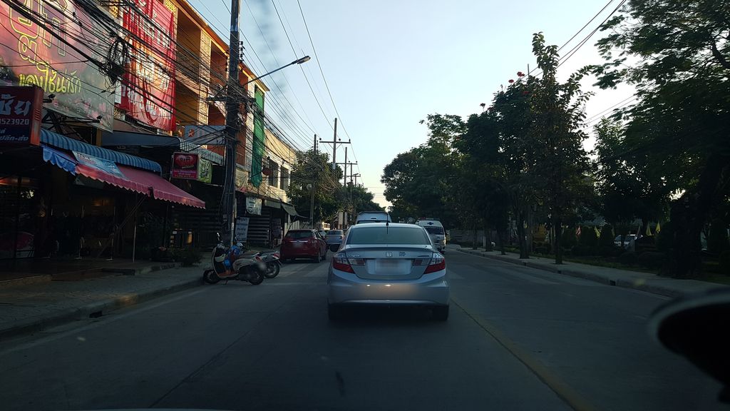 ภาพถนนตรงที่ Maison de Toon ตั้งอยู่ ถ่ายโดย igorzo พ.ศ. 2562 (2019) · A street-level view of where Maison de Toon stands, by igorzo in 2562 (2019)