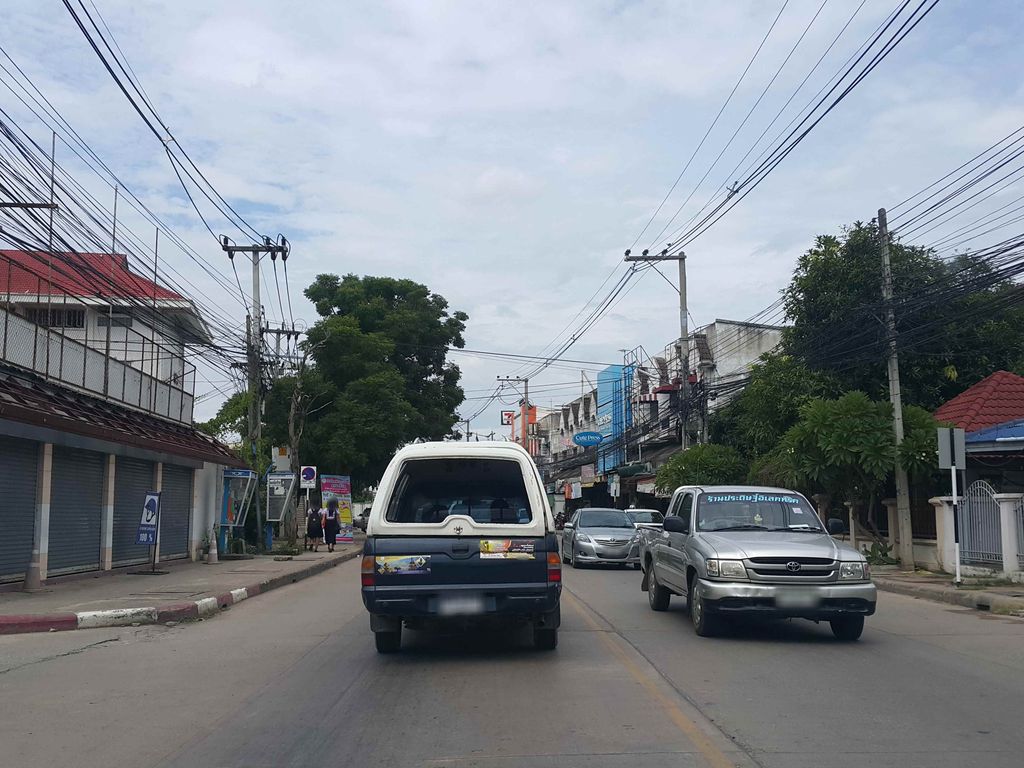 ภาพถนนตรงที่ ข้าวมันไก่เก้าเล้า ตั้งอยู่ ถ่ายโดย jrcarlsen พ.ศ. 2558 (2015) · A street-level view of where ข้าวมันไก่เก้าเล้า · Khao Man Kai Kao Lao stands, by jrcarlsen in 2558 (2015)