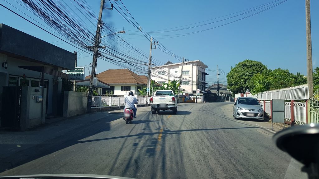 ภาพถนนตรงที่ ร.ร บ้านภาษาครูเอมี่ ตั้งอยู่ ถ่ายโดย igorzo พ.ศ. 2562 (2019) · A street-level view of where ร.ร บ้านภาษาครูเอมี่ · Ra.ra Ban Phasa Khru Emi stands, by igorzo in 2562 (2019)