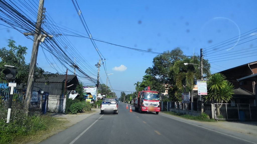 ภาพถนนตรงที่ ปลื้มปริ่ม Coffee ตั้งอยู่ ถ่ายโดย charlesano พ.ศ. 2561 (2018) · A street-level view of where ปลื้มปริ่ม Coffee stands, by charlesano in 2561 (2018)