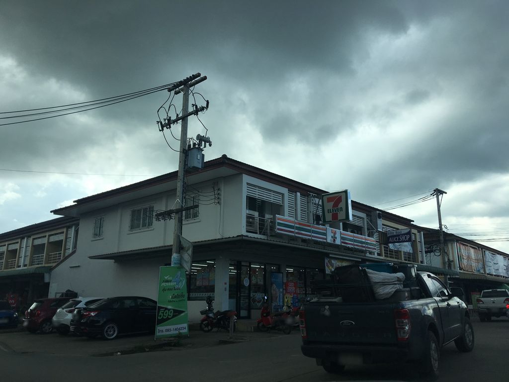 ภาพถนนตรงที่ Deed Coffee ตั้งอยู่ ถ่ายโดย wapriz พ.ศ. 2561 (2018) · A street-level view of where Deed Coffee stands, by wapriz in 2561 (2018)