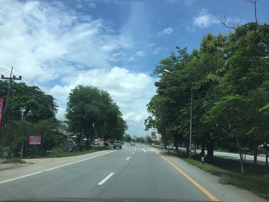 ภาพถนนตรงที่ เสกสรรค์ ช่างศิลป์ ตั้งอยู่ ถ่ายโดย wapriz พ.ศ. 2561 (2018) · A street-level view of where เสกสรรค์ ช่างศิลป์ · Sekson Changsin stands, by wapriz in 2561 (2018)