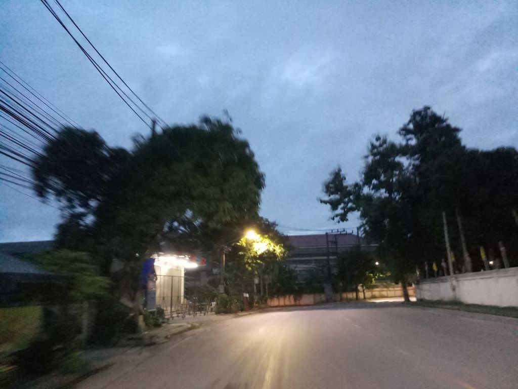 ภาพถนนตรงที่ บ้านขนมเส้น 7 น้ำ ตั้งอยู่ ถ่ายโดย jang พ.ศ. 2561 (2018) · A street-level view of where บ้านขนมเส้น 7 น้ำ · Ban Khanomsen 7 Nam stands, by jang in 2561 (2018)