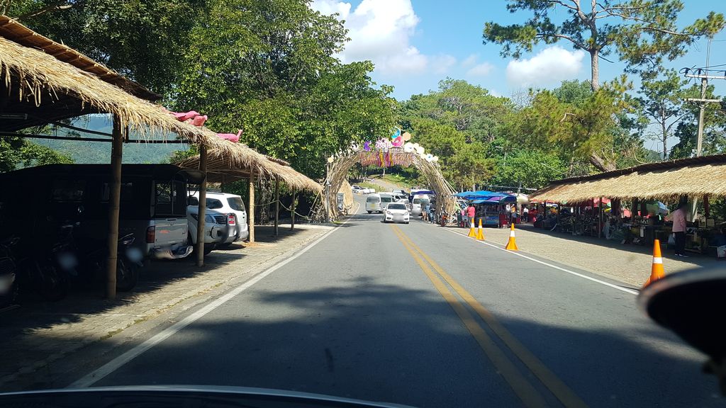 ภาพถนนตรงที่ กาดดอยตุง ตั้งอยู่ ถ่ายโดย igorzo พ.ศ. 2562 (2019) · A street-level view of where กาดดอยตุง · Kat Doi Tung stands, by igorzo in 2562 (2019)