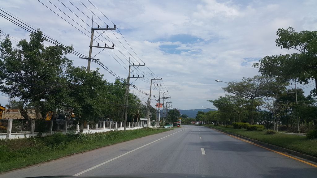 ภาพถนนตรงที่ Charoen Motor Chiang Rai ตั้งอยู่ ถ่ายโดย jrcarlsen พ.ศ. 2560 (2017) · A street-level view of where Charoen Motor Chiang Rai stands, by jrcarlsen in 2560 (2017)