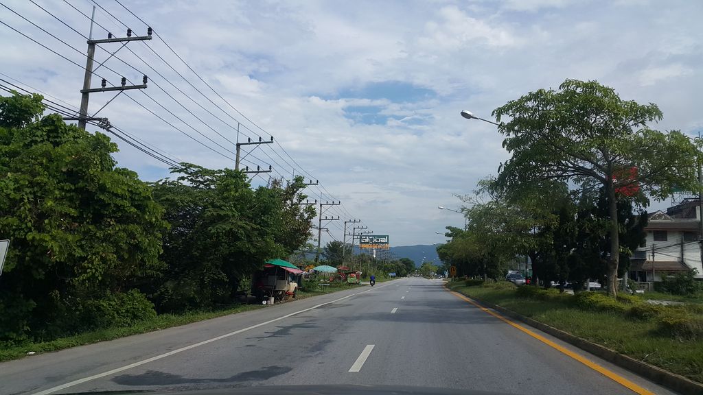 ภาพถนนตรงที่ ไทยน้ำทิพย์ ตั้งอยู่ ถ่ายโดย jrcarlsen พ.ศ. 2560 (2017) · A street-level view of where ไทยน้ำทิพย์ · Thainamthip stands, by jrcarlsen in 2560 (2017)