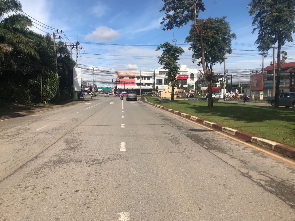 ภาพถนนตรงที่ Ei8ht Teen Cafe' ตั้งอยู่ ถ่ายโดย wiwattantib พ.ศ. 2561 (2018) · A street-level view of where Ei8ht Teen Cafe' stands, by wiwattantib in 2561 (2018)