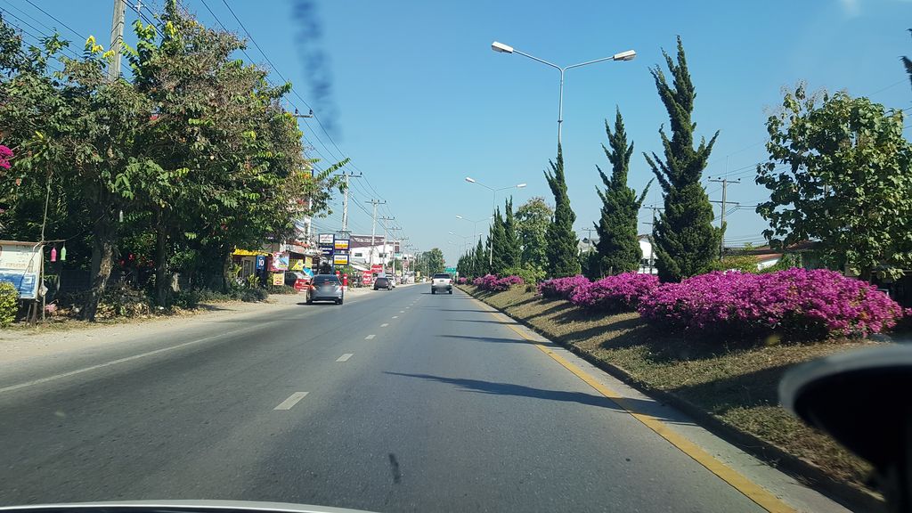 ภาพถนนตรงที่ 168 เหล็ก-วัสดุ ตั้งอยู่ ถ่ายโดย igorzo พ.ศ. 2562 (2019) · A street-level view of where 168 เหล็ก-วัสดุ · 168 Lek-watdu stands, by igorzo in 2562 (2019)