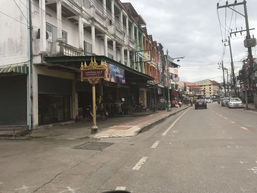 ภาพถนนตรงที่ Acting Studio Chiangrai ตั้งอยู่ ถ่ายโดย kiw พ.ศ. 2561 (2018) · A street-level view of where Acting Studio Chiangrai stands, by kiw in 2561 (2018)
