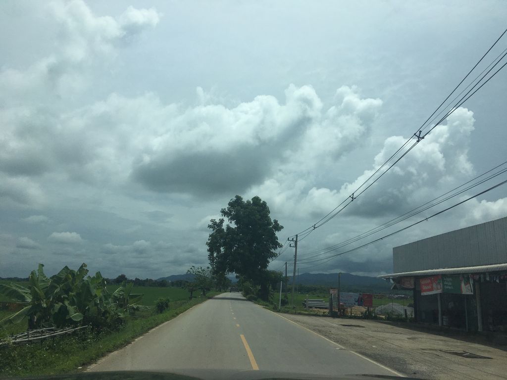 ภาพถนนตรงที่ ึครัวต้นไผ่ ตั้งอยู่ ถ่ายโดย wapriz พ.ศ. 2561 (2018) · A street-level view of where ึครัวต้นไผ่ · Khruatnaphai stands, by wapriz in 2561 (2018)