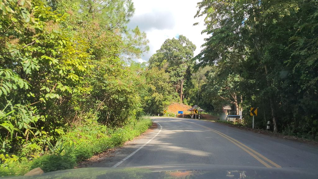 ภาพถนนตรงที่ ขนมบ้านป้าน้อง สุวารีรัตน์ ตั้งอยู่ ถ่ายโดย jrcarlsen พ.ศ. 2564 (2021) · A street-level view of where ขนมบ้านป้าน้อง สุวารีรัตน์ · Khanom Ban Pa Nong Suwarirat stands, by jrcarlsen in 2564 (2021)