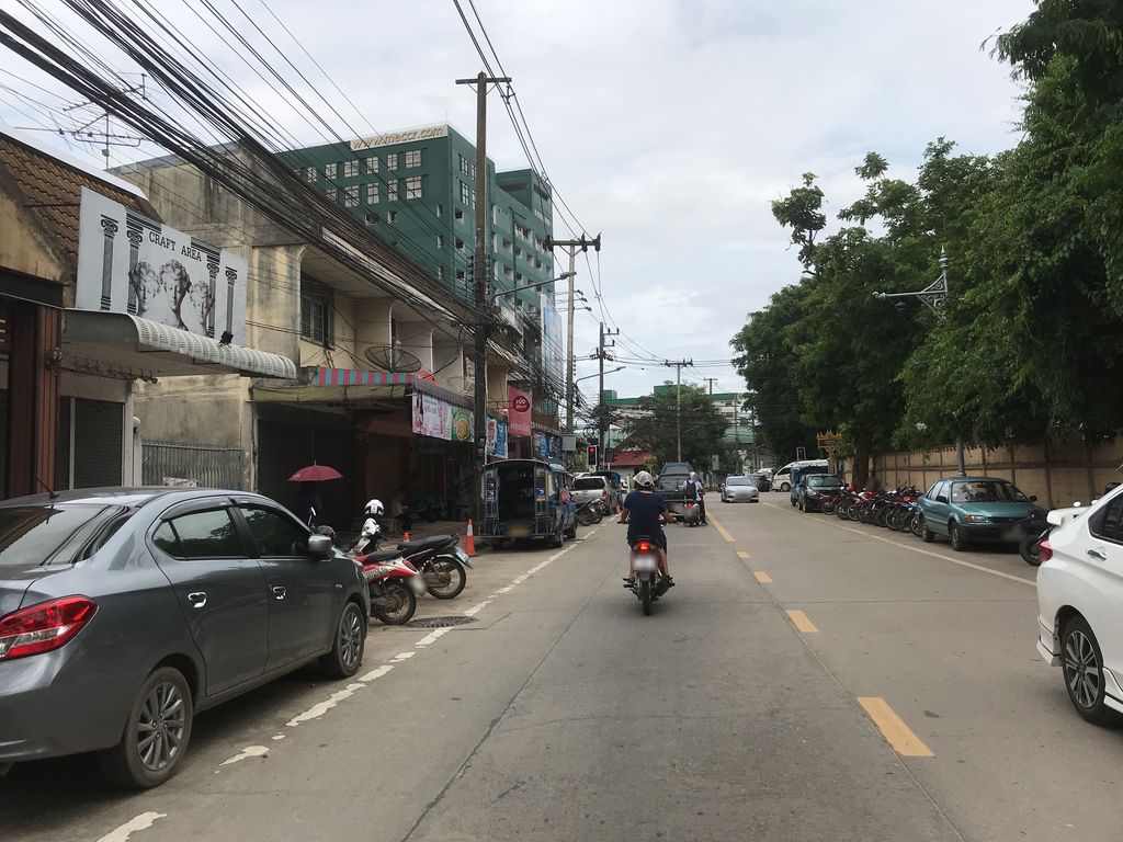 ภาพถนนตรงที่ ร้านชาช่าง ตั้งอยู่ ถ่ายโดย kiw พ.ศ. 2561 (2018) · A street-level view of where ร้านชาช่าง · Ran Cha Chang stands, by kiw in 2561 (2018)