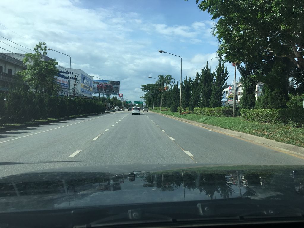 ภาพถนนตรงที่ ล้านเฮือนศิลป์2 ตั้งอยู่ ถ่ายโดย wapriz พ.ศ. 2561 (2018) · A street-level view of where ล้านเฮือนศิลป์2 · Lan Hueansin2 stands, by wapriz in 2561 (2018)