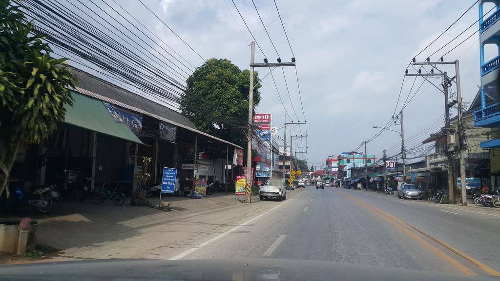 ภาพถนนตรงที่ O-Sa-Cha แม่ขะจาน ตั้งอยู่ ถ่ายโดย jrcarlsen พ.ศ. 2560 (2017) · A street-level view of where O-Sa-Cha แม่ขะจาน stands, by jrcarlsen in 2560 (2017)