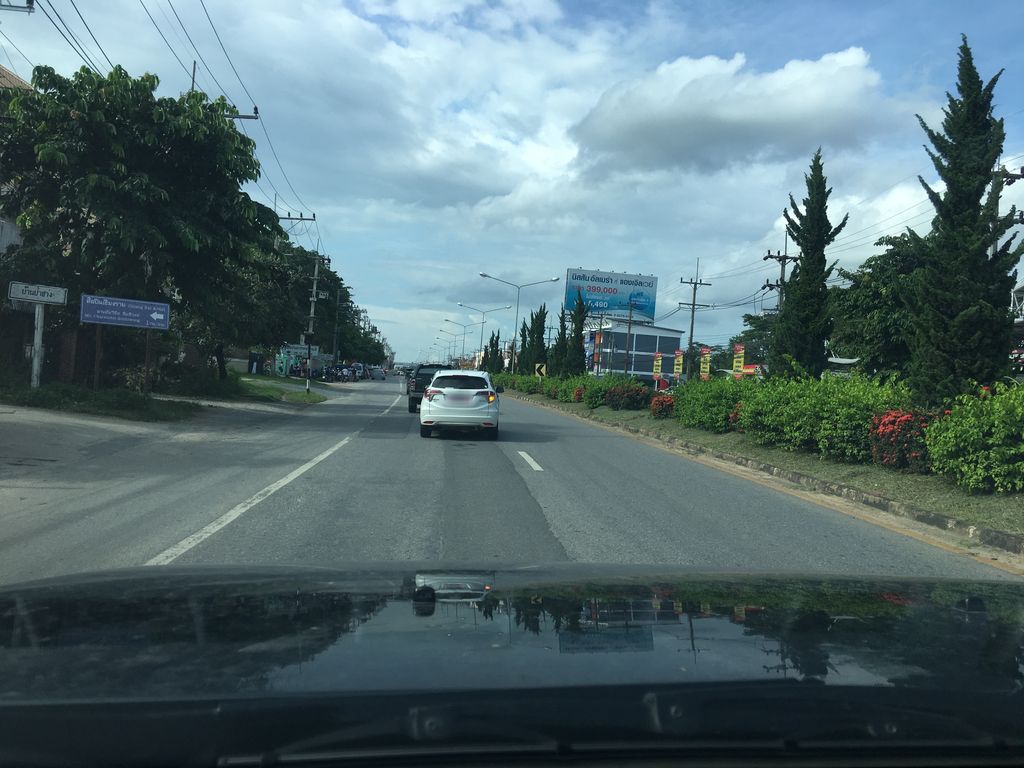 ภาพถนนตรงที่ Benelli Chiang Rai ตั้งอยู่ ถ่ายโดย wapriz พ.ศ. 2561 (2018) · A street-level view of where Benelli Chiang Rai stands, by wapriz in 2561 (2018)