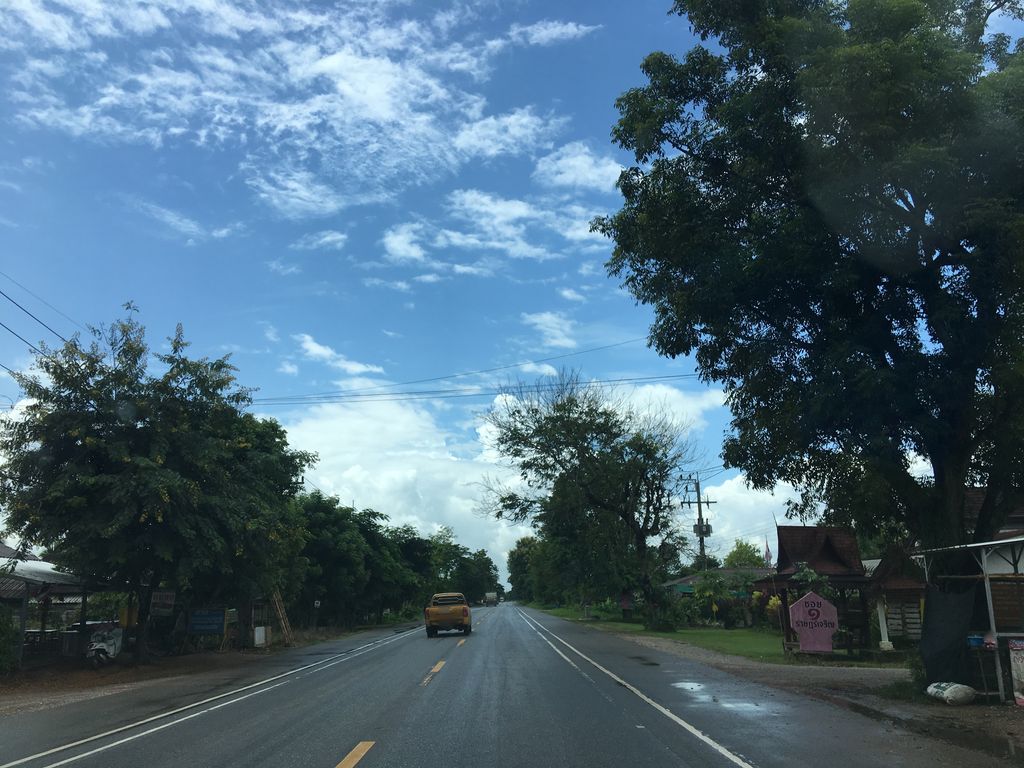 ภาพถนนตรงที่ ชา-ลำร่องเผียว ตั้งอยู่ ถ่ายโดย wapriz พ.ศ. 2561 (2018) · A street-level view of where ชา-ลำร่องเผียว · Cha-lamrongphiao stands, by wapriz in 2561 (2018)