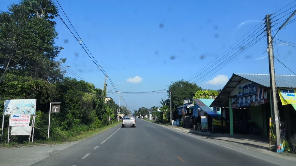 ภาพถนนตรงที่ คริสตจักร ศรีชัยภูมิ ตั้งอยู่ ถ่ายโดย charlesano พ.ศ. 2561 (2018) · A street-level view of where คริสตจักร ศรีชัยภูมิ · Sichaiphumi Church stands, by charlesano in 2561 (2018)