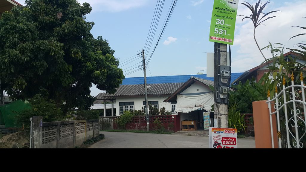 ภาพถนนตรงที่ ร้านบ้านไอติม ตั้งอยู่ ถ่ายโดย jrcarlsen พ.ศ. 2560 (2017) · A street-level view of where ร้านบ้านไอติม · Ran Ban Aitim stands, by jrcarlsen in 2560 (2017)
