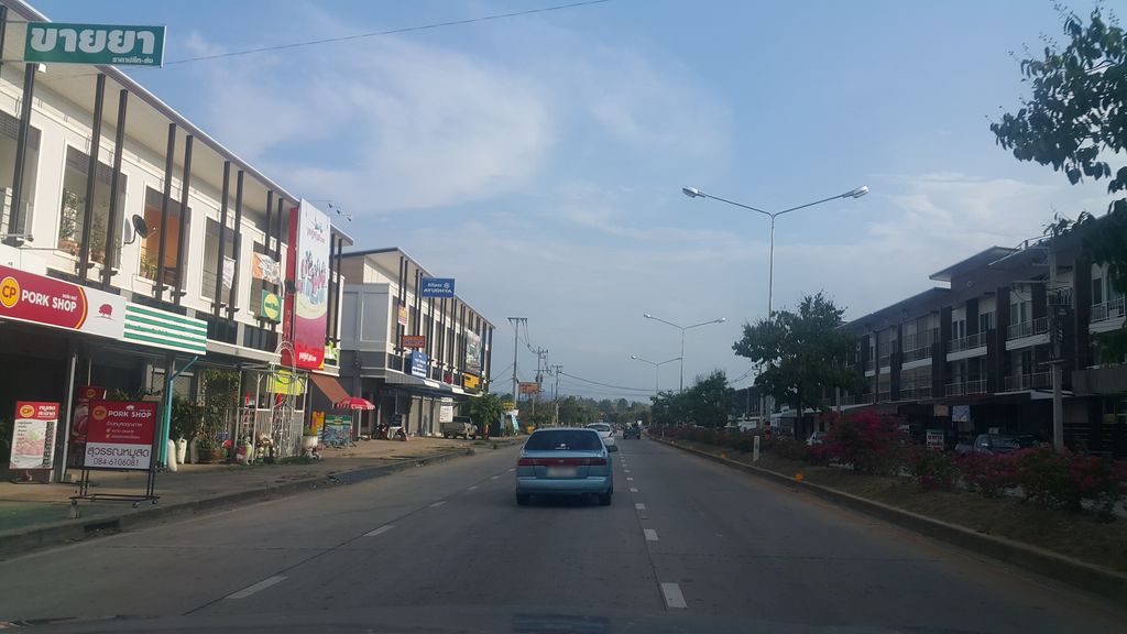 ภาพถนนตรงที่ ร้านศรีมงคลเพ้นท์ ตั้งอยู่ ถ่ายโดย jrcarlsen พ.ศ. 2560 (2017) · A street-level view of where ร้านศรีมงคลเพ้นท์ · Ran Simngakhon Paint stands, by jrcarlsen in 2560 (2017)