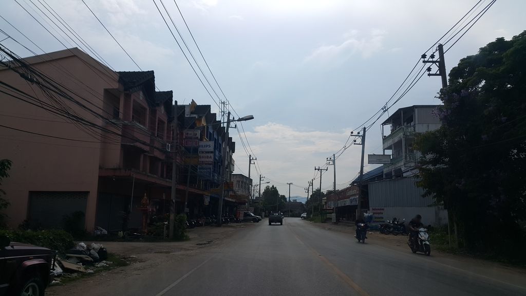 ภาพถนนตรงที่ ดีเค ประดับยนต์ ตั้งอยู่ ถ่ายโดย jrcarlsen พ.ศ. 2560 (2017) · A street-level view of where ดีเค ประดับยนต์ · Dikhe Pradapyon stands, by jrcarlsen in 2560 (2017)