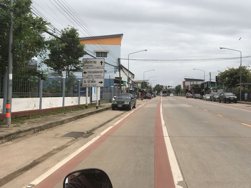 ภาพถนนตรงที่ สามสติ๊กเกอร์ ตั้งอยู่ ถ่ายโดย kiw พ.ศ. 2561 (2018) · A street-level view of where สามสติ๊กเกอร์ · Sam Sticker stands, by kiw in 2561 (2018)