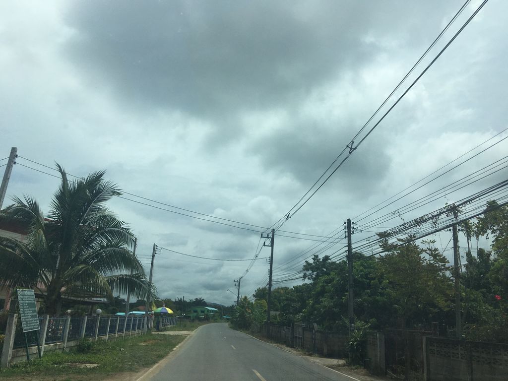 ภาพถนนตรงที่ บุญปาระมี วัสดุก่อสร้าง ตั้งอยู่ ถ่ายโดย wapriz พ.ศ. 2561 (2018) · A street-level view of where บุญปาระมี วัสดุก่อสร้าง · Bunparami Watdu Kosang stands, by wapriz in 2561 (2018)