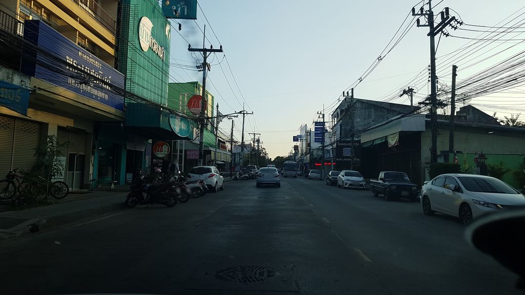 ภาพถนนตรงที่ คลินิกทันตแพย์ แอนจิรา ตั้งอยู่ ถ่ายโดย igorzo พ.ศ. 2562 (2019) · A street-level view of where คลินิกทันตแพย์ แอนจิรา · Thanta Phae Aenchira Clinic stands, by igorzo in 2562 (2019)