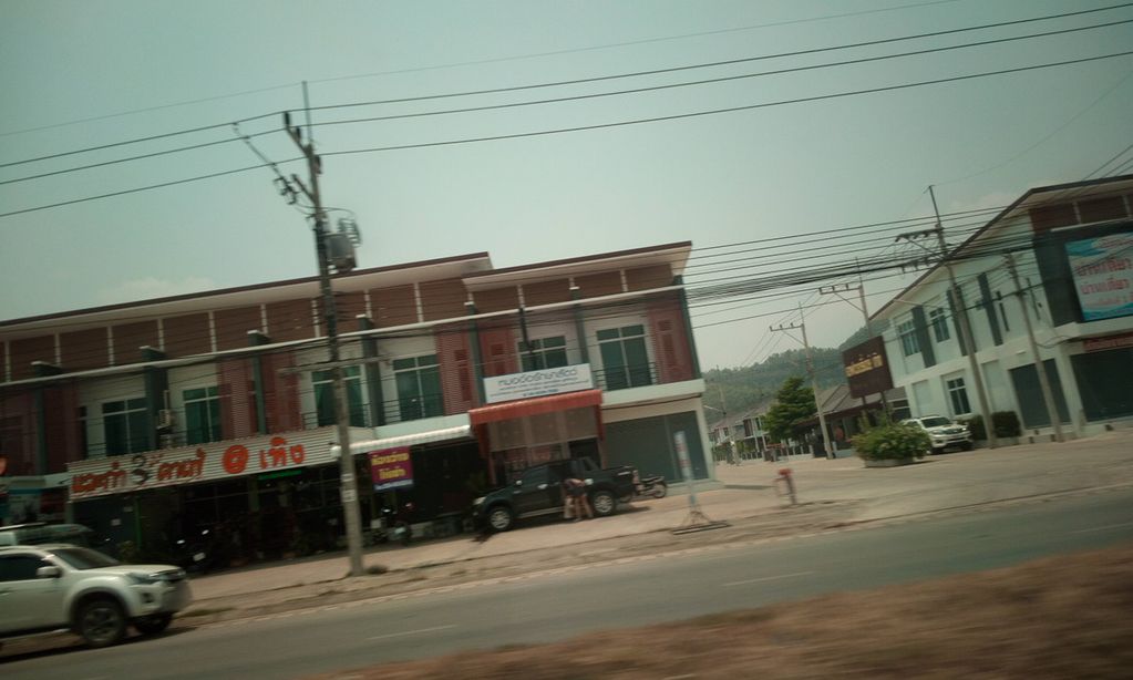 ภาพถนนตรงที่ MIRA Clinic คลินิกเวชกรรมเทิง ตั้งอยู่ ถ่ายโดย ozflor พ.ศ. 2562 (2019) · A street-level view of where MIRA Clinic คลินิกเวชกรรมเทิง stands, by ozflor in 2562 (2019)