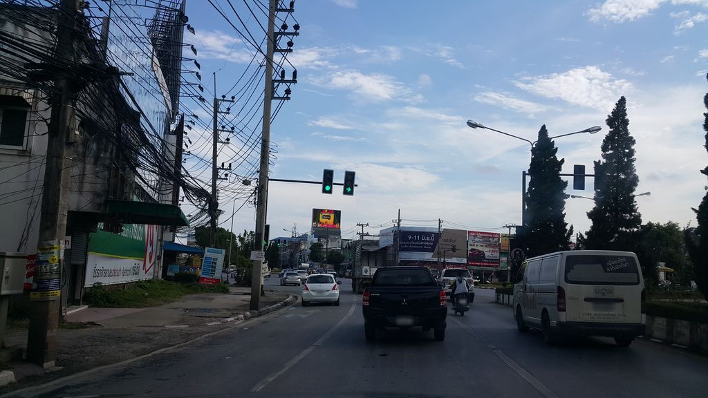 ภาพถนนตรงที่ Hogar Development ตั้งอยู่ ถ่ายโดย jrcarlsen พ.ศ. 2560 (2017) · A street-level view of where Hogar Development stands, by jrcarlsen in 2560 (2017)