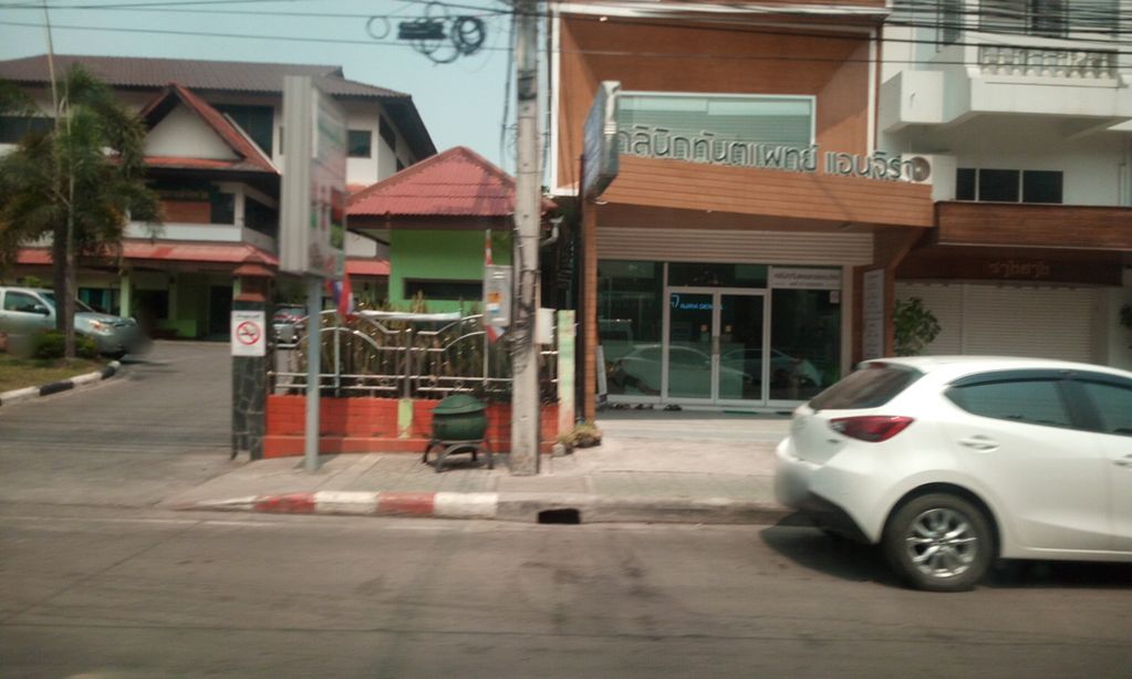 ภาพถนนตรงที่ Benelli Keeway Zontes เชียงราย ตั้งอยู่ ถ่ายโดย ozflor พ.ศ. 2562 (2019) · A street-level view of where Benelli Keeway Zontes เชียงราย stands, by ozflor in 2562 (2019)