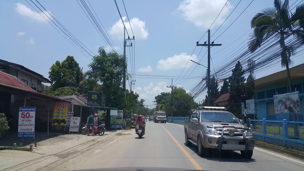 ภาพถนนตรงที่ แว่นตา สตรอง วิชั่น ตั้งอยู่ ถ่ายโดย jrcarlsen พ.ศ. 2560 (2017) · A street-level view of where แว่นตา สตรอง วิชั่น · Waenta Satarong Wichan stands, by jrcarlsen in 2560 (2017)